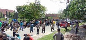 Rapat Pleno KPU Pesibar Diwarnai Massa Demo Minta Pilkada Ulang