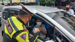 Operasi Lilin Krakatau 2020, Satlantas Polresta Bandarlampung Berikan Paket Masker ke Pengendara dan Ingatkan Prokes 3M