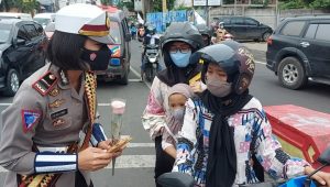 Ingat Pesan Ibu, Polwan Satlantas Polresta Bandarlampung Gugah Pengendara Patuhi Prokes Covid-19