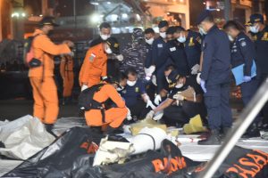 10 Kantong Serpihan Pesawat Sriwijaya SJ-182 dan 5 Potong Pakaian Ditemukan, Kabasarnas: Operasi SAR 24 Jam