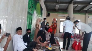 Pemuda Pancasila Sukamulya dan Karang Taruna Bagikan Santunan Kepada Anak Yatim Piatu