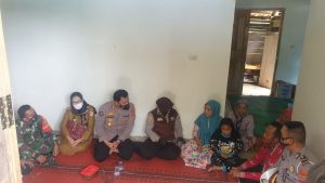 Tim Trauma Healing Biro SDM dan DVi Polda Lampung Memberikan Pendampingan Psikologis Keluarga Korban Sriwijaya SJ -182