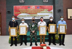 Danrem 043/Gatam Sosialisasi Protokol Kesehatan  dan Beri Piagam Penghargaan Kepada Insan Pers