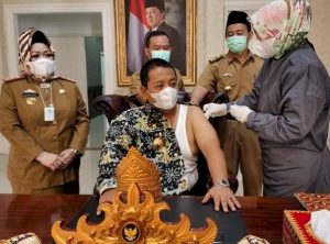 Akhirnya Gubernur Lampung Disuntik Vaksin Covid-19 Dosis Pertama Untuk Lansia