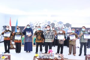 Gubernur Arinal Menerima Penghargaan Sebagai Inisiator Program Kartu Petani Berjaya Dari PWI Provinsi Lampung