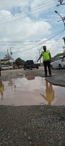 Subdit Kamsel Ditlantas Polda Lampung Survei Kerusakan Jalan Ryacudu, Petugas Koordinasikan Dengan Dinas Bina Marga Provinsi