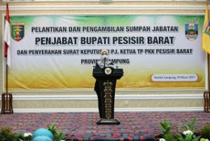 Nunik Lantik Bambang Sumbogo Pj Bupati Pesibar