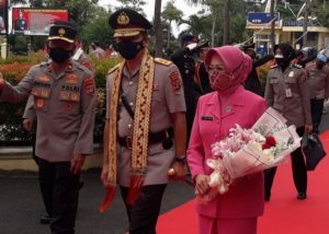 Pisah Sambut Kapolda Lampung, Irjen Pol Purwadi Arianto Serahkan Pataka ke Irjen Pol Hendro Sugiatno