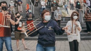 Kemendikbud Semangati Tenaga Medis dan Pasien Covid-19 dengan Bermain Angklung Bersama