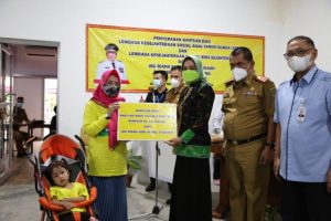Riana Arinal Serahkan Bantuan kepada Lembaga Kesejahteraan Sosial Anak Taman Surga