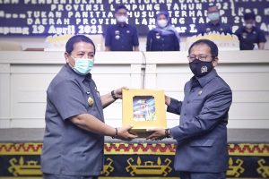 Gubernur Arinal Serahkan LKPJ Kepala Daerah Tahun 2020 ke Ketua DPRD