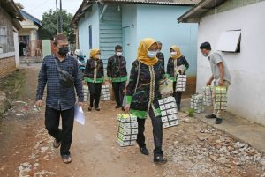 Selama Bulan Ramadhan, Ketua LKKS  Riana Sari Arinal Bagikan Ribuan Nasi Kotak