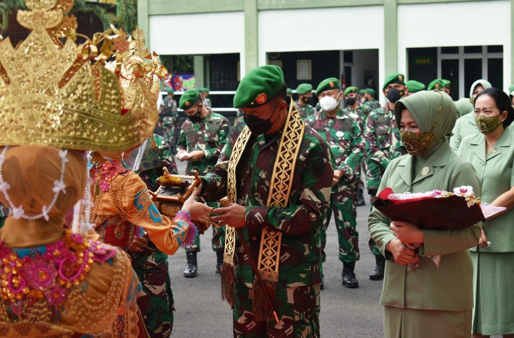 Korem 043/Gatam Gelar Acara Penyambutan Danrem Baru dan Pelepasan Pejabat Lama