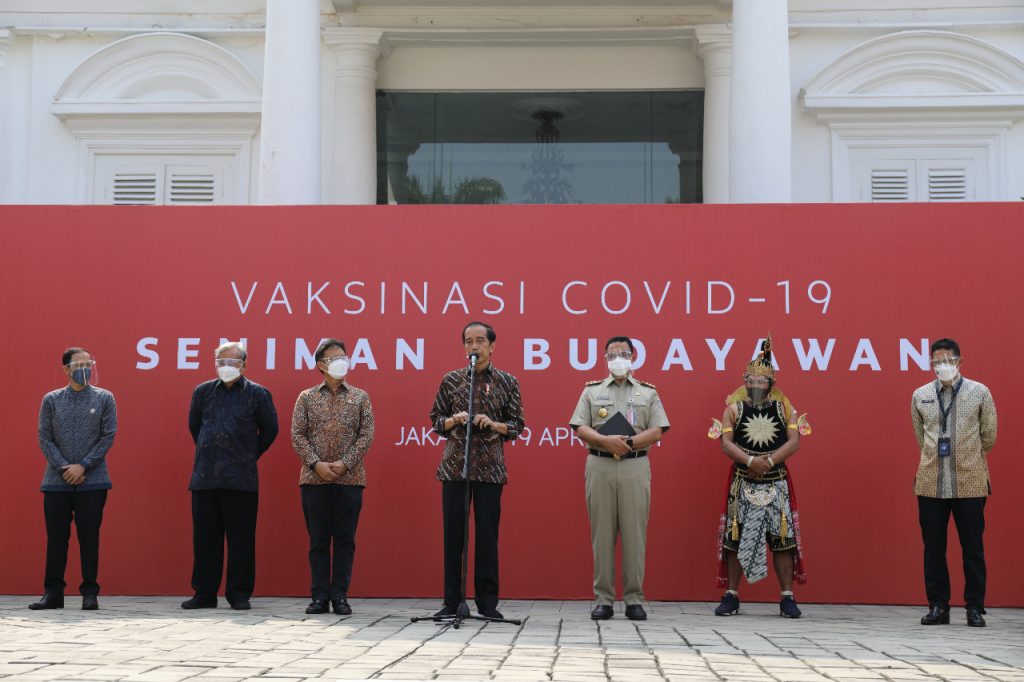 Dampingi Presiden RI, Mendikbud RI Tinjau Vaksinasi Seniman dan Budayawan