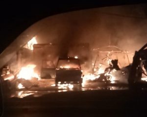 Si Jago Merah Ngamuk Lalap Sebuah Bengkel, Satu Buah Mobil Terbakar