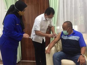 Mantan Menkes Terawan Turun Langsung Suntikkan Vaksin Nusantara ke Aburizal Bakrie
