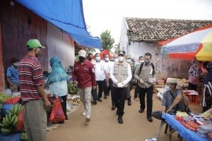 Bupati Adipati Lakukan Sidak Cek Penegakan Hukum Protokol Kesehatan di Pasar KM.2 Blambangan Umpu