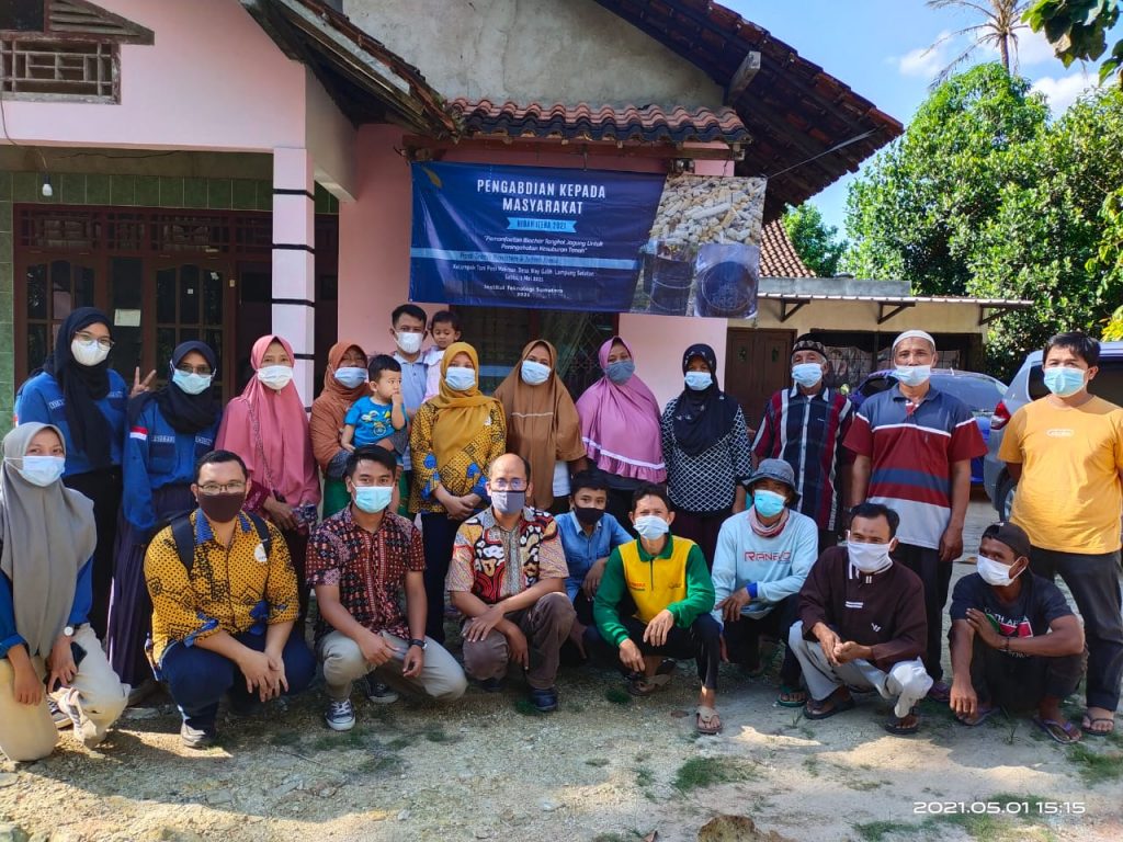 Dosen ITERA Latih Petani Teknik Pembuatan Biochar dari Limbah Tongkol Jagung