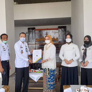 Ketua Dekranasda Riana Sari Arinal Terima Hak Paten Tapis Lampung dari Kemenhumham