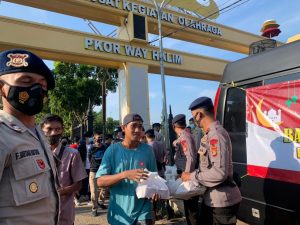 Ramadhan Berbagi, Sat Brimob dan Biro Logistik Polda Lampung Bagikan Bingkisan