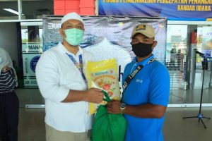 Bandara Radin Inten II Lampung Bagikan Paket Sembako Kepada Masyarakat Terdampak Pandemi Covid-19