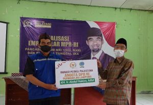 Senator Abdul Hakim Serahkan Donasi untuk Palestina ke LAZDAI Lampung