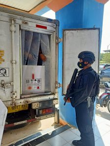Personel Gegana Lampung Kawal Pendistribusian Vaksin Covid -19 ke Kabupaten Lampung Utara