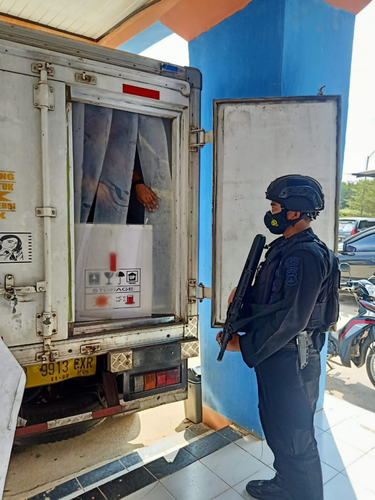 Personel Gegana Lampung Kawal Pendistribusian Vaksin Covid -19 ke Kabupaten Lampung Utara