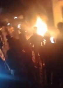 Ratusan Massa Bakar Kantor Polsek Candipuro