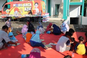 Antusias Anak- Anak Membaca Dan Bermain Bersama Mobil Baca Ade