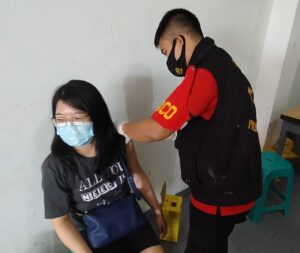 Bantu Pemerintah Tekan Penyebaran Covid-19, Biddokes Polda Lampung Gelar Suntik Vaksin ke Warga