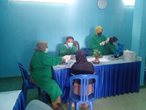 Para Lansia Dua Kecamatan Jalani Suntik Vaksin di Puskesmas Kedondong