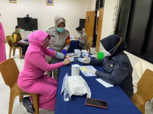 Tim Revaco Vaksin 100 Orang di Polresta Tangerang