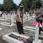 HUT Bhayangkara ke-75, Kapolda Lampung Ziarah ke Makam Pahlawan