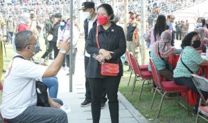 Tinjau Vaksinasi Massal di Surabaya, Ketua DPR RI Berikan 30 Ribu Dosis Vaksin Covid-19 untuk Warga Jatim