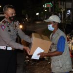 Sambil Patroli, Polda Lampung Mulai Salurkan Bantuan Sosial PPKM Darurat