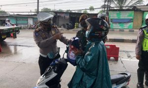 Polresta Tangerang Laksanakan Penyekatan di Jayanti, Bagikan Masker dan Beras