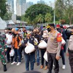 Aksi Sosial Ormas Jakarta Bagikan Sembako TNI-Polri Bagi Warga Kemayoran, Ini Kata Hengki!