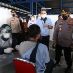Tinjau Vaksinasi, Kapolri Minta Buruh Terus Kawal Program Pemerintah Wujudkan Herd Immunity