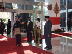 Baju Adat Jokowi dan Puan Maharani Gambarkan Kesatupaduan Hadapi Pandemi Covid-19