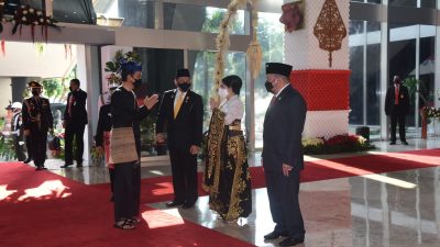 Baju Adat Jokowi dan Puan Maharani Gambarkan Kesatupaduan Hadapi Pandemi Covid-19