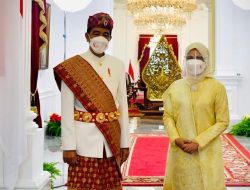 Keren, Pimpin Upacara di Istana Merdeka, Presiden Jokowi Kenakan Pakaian Adat Lampung