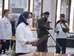 Riana Sari Arinal Lantik Pengurus PMI 3 Kabupaten