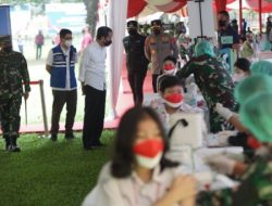 Presiden Jokowi dan Ketua Umum KADIN Indonesia Tinjau Vaksinasi Kolaborasi Kebangsaan di Kebun Raya Bogor