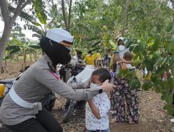 Sambut Kunjungan Jokowi, Ditlantas Polda Lampung Bagikan Masker