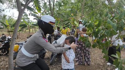 Sambut Kunjungan Jokowi, Ditlantas Polda Lampung Bagikan Masker
