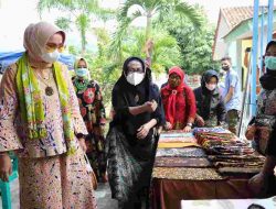 Peringati Hari Batik Nasional, Ketua Dekranasda Provinsi Lampung tinjau Mini Exhibition UMKM Batik