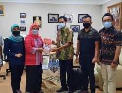 Bawaslu Bandarlampung Serahkan Buku Berjudul Tata Kelola dan Dinamika Penanganan Pelanggaran Pemilihan Kepala Daerah