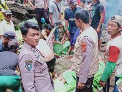 Polisi Dibantu Warga Evakuasi Korban Tenggelam di Curup Mandi Angin Tanjung Raja