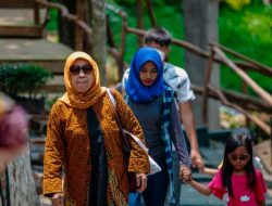Rayakan Hari Batik Nasional, Lengkung Langit Lampung Wajibkan Kru Pakai Batik